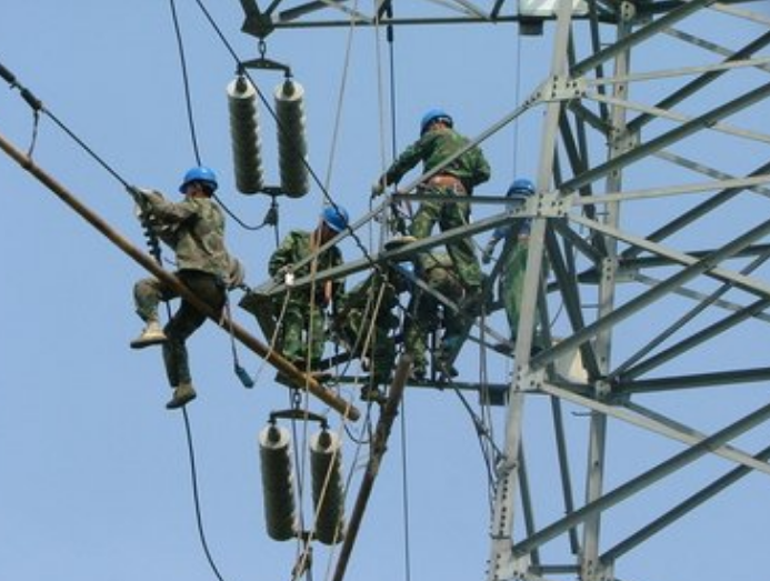 夏季將至，成華防墜器助力電網一線員工